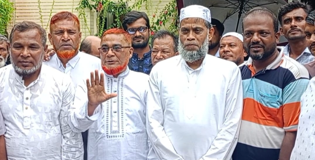 মুন্সিগঞ্জ সদর আধারা ইউনিয়ন নেতা কর্মীদের সাথে মতবিনিময় সহ নির্বাচনের দিকনির্দেশনা দিচ্ছেন।