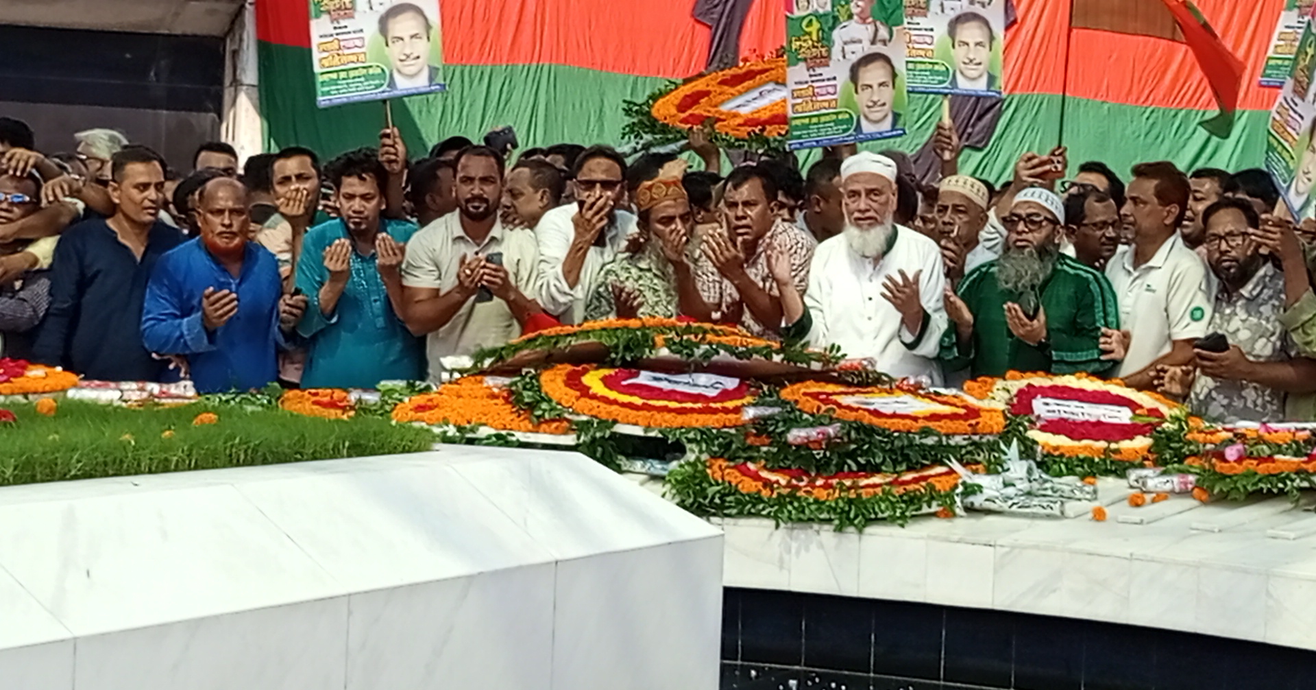 জাতীয় বিপ্লব ও সংহতি দিবসে শহীদ প্রেসিডেন্ট জিয়াউর রহমানের সমাধিতে শ্রদ্ধা নিবেদন।