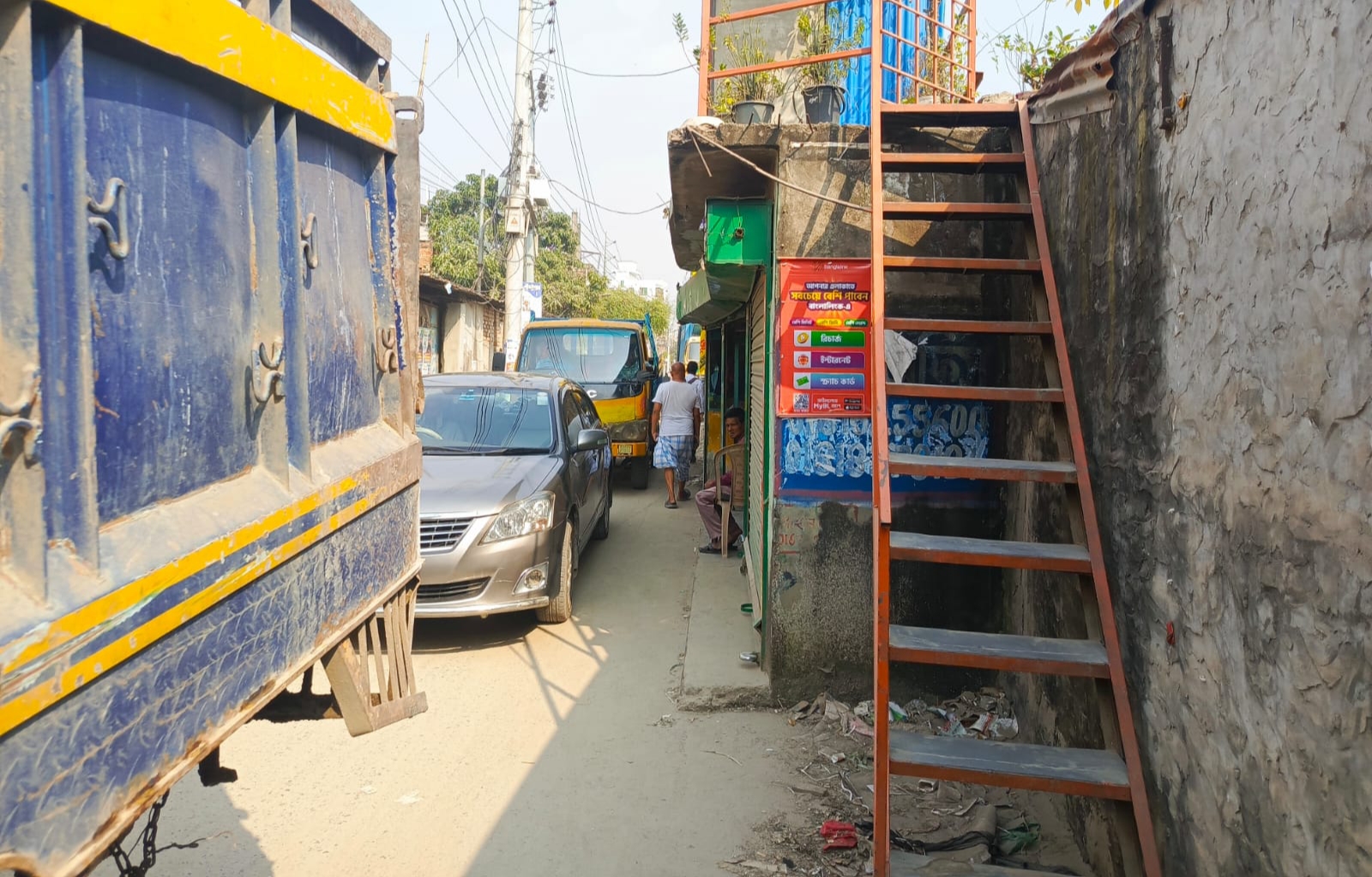 যাত্রাবাড়ীর ৬৫ নং ওয়ার্ডের রাস্তা দখল করে অবৈধ স্থাপনা তৈরি করায় চরম দুর্ভোগে এলাকাবাসী।