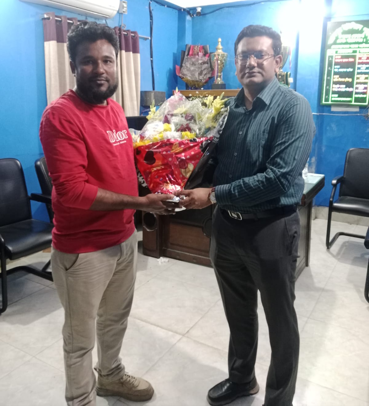 সোনারগাঁয়ে জামপুর ইউনিয়নের ভোট কেন্দ্র পরিদর্শনে ইউএনও আসিফ আল জিনাত  নারায়ণগঞ্জের সোনারগাঁ উপজেলার জামপুর ইউনিয়নের সকল ভোট কেন্দ্র পরিদর্শন করেছেন সদ্য যোগদানকারী উপজেলা নির্বাহী অফিসার (ইউএনও) আসিফ আল জিনাত।  পরিদর্শনকালে তিনি ভোট কেন্দ্রগুলোর সার্বিক অবকাঠামো, নিরাপত্তা ব্যবস্থা ও প্রস্তুতির বিষয়গুলো ঘুরে দেখেন এবং সংশ্লিষ্টদের সঙ্গে মতবিনিময় করেন। এ সময় ভোটারদের জন্য সুষ্ঠু ও শান্তিপূর্ণ পরিবেশ নিশ্চিত করার বিষয়ে প্রয়োজনীয় দিকনির্দেশনা প্রদান করেন তিনি।  পরিদর্শন শেষে জামপুর ইউনিয়ন যুবদল নেতা মোঃ কামরুল ইসলাম উপজেলা নির্বাহী অফিসার আসিফ আল জিনাতকে ফুল দিয়ে শুভেচ্ছা জানান। এ সময় স্থানীয় রাজনৈতিক ও সামাজিক ব্যক্তিবর্গ উপস্থিত ছিলেন।  উল্লেখ্য, সদ্য যোগদানকারী ইউএনও আসিফ আল জিনাত দায়িত্ব গ্রহণের পর থেকেই উপজেলার বিভিন্ন উন্নয়নমূলক ও প্রশাসনিক কার্যক্রম সরেজমিনে পরিদর্শন করে চলেছন।