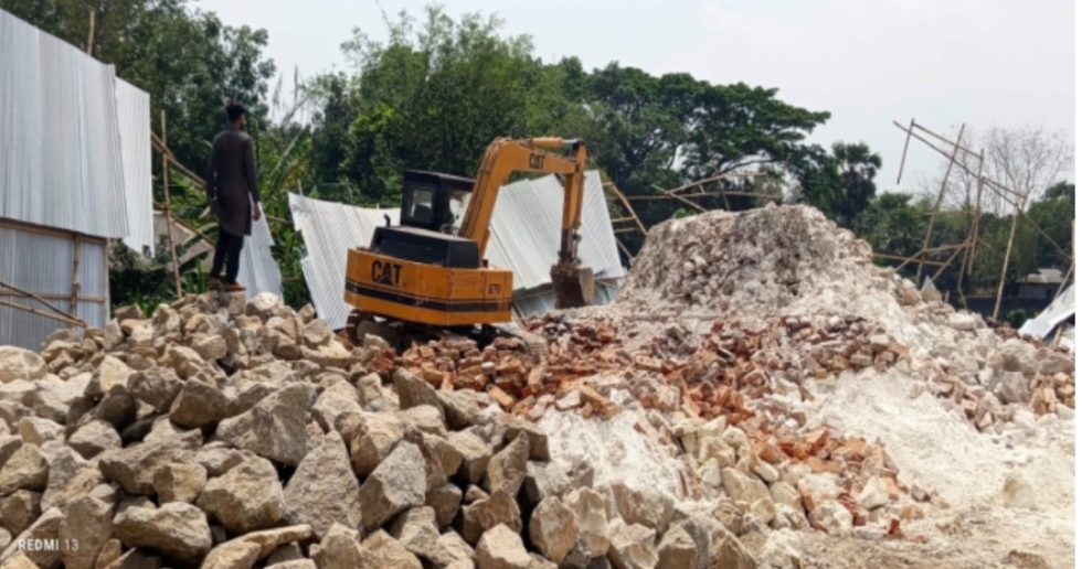 সোনারগাঁয়ে অবৈধ গ্যাস সংযোগে বড় অভিযান: ২ চুনা কারখানা গুঁড়িয়ে, ২ হাজার চুলার সংযোগ বিচ্ছিন্ন।
