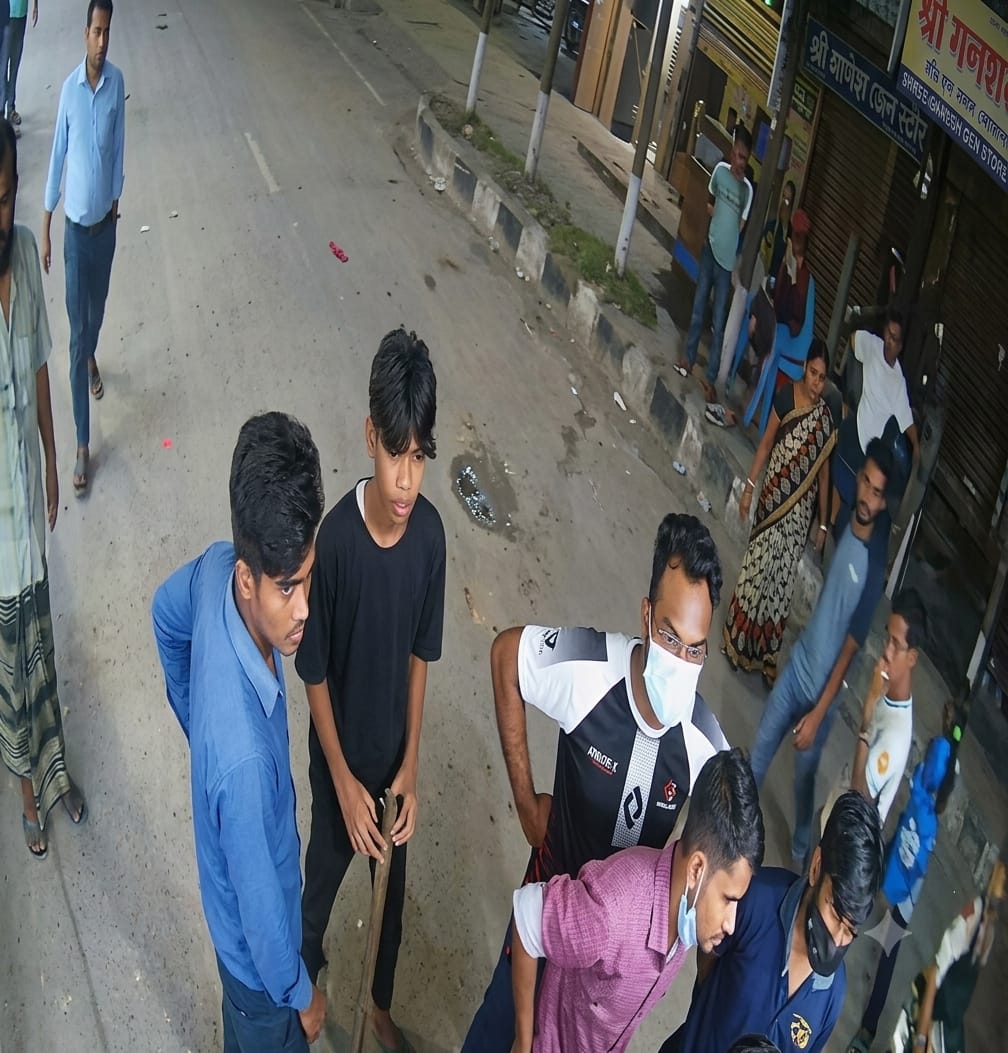 কদমতলীতে ফার্মেসিতে হামলা-ভাঙচুরের অভিযোগ, আতঙ্কে ব্যবসায়ী পরিবার।