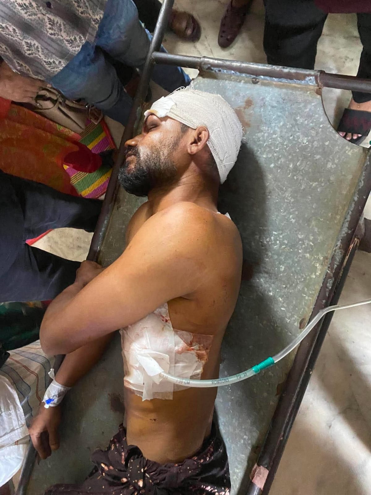 মুন্সীগঞ্জের সদর আধারা ইউনিয়ন মিজিকান্দি গ্রামে জায়গা-সম্পত্তি বিরোধে দুই পক্ষের সংঘর্ষ, আহত ১০।