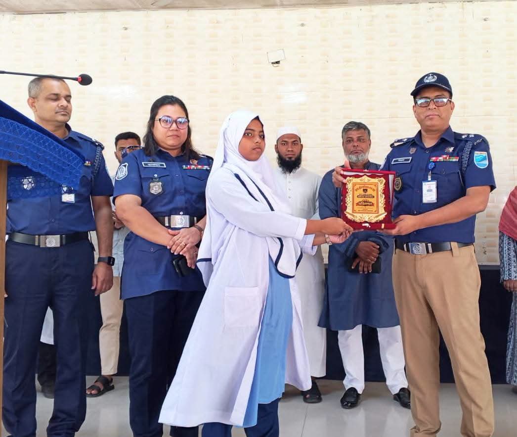 নারায়ণগঞ্জ পুলিশ লাইন্স স্কুলে বর্ণাঢ্য আয়োজনে জিপিএ-৫ প্রাপ্ত শিক্ষার্থীদের সংবর্ধনা।