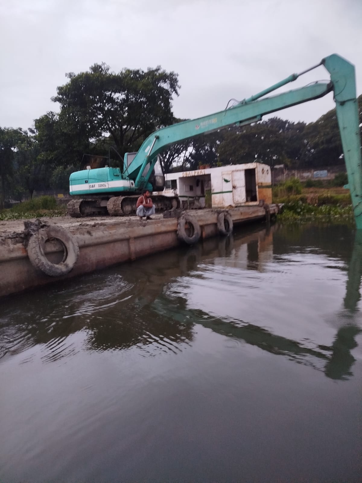 ডেমরা নৌ পুলিশ অভিযান পরিচালনা করে বেকু সহ চারজন কে গ্রেফতার করেন।