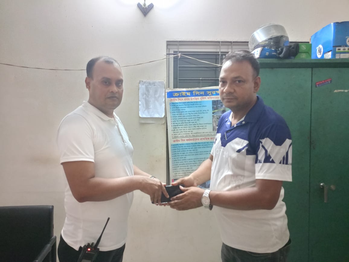ভদ্রাসন তদন্ত কেন্দ্রে চাঞ্চল্য ১০০ হারানো মোবাইল উদ্ধার করে মালিকদের হাতে তুলে দিলেন এএসআই শরিফুল।